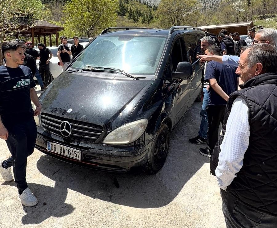 Freni boşalınca &ccedil;aya giren minib&uuml;s trakt&ouml;r yardımıyla kurtarıldı
