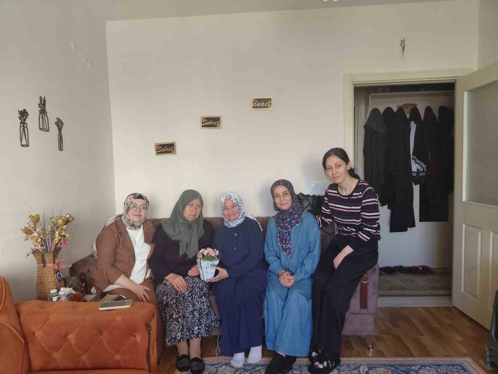 K&uuml;tahyalı &ouml;ğrencilerden &ouml;rnek davranış: Buldukları parayı polise teslim ettiler
