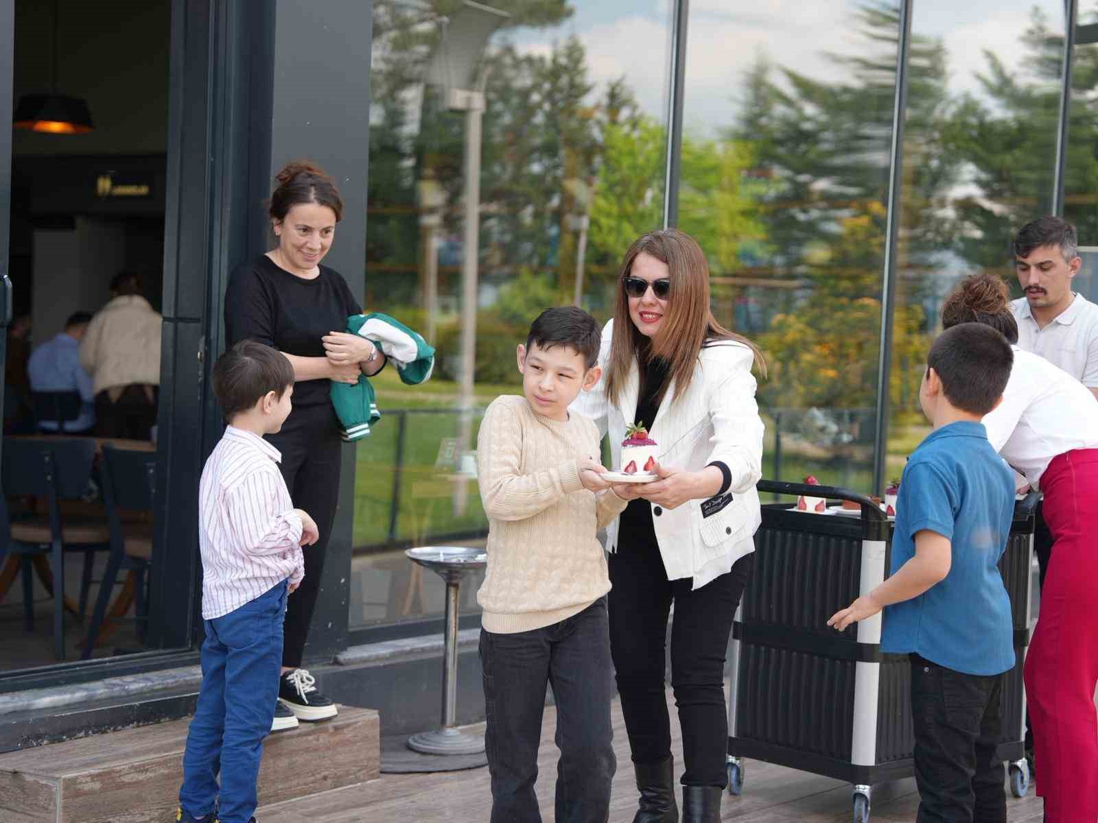 Anneler G&uuml;n&uuml;&rsquo;nde belediyeden &ouml;zel &ccedil;ocuğu olan 3 anneye s&uuml;rpriz
