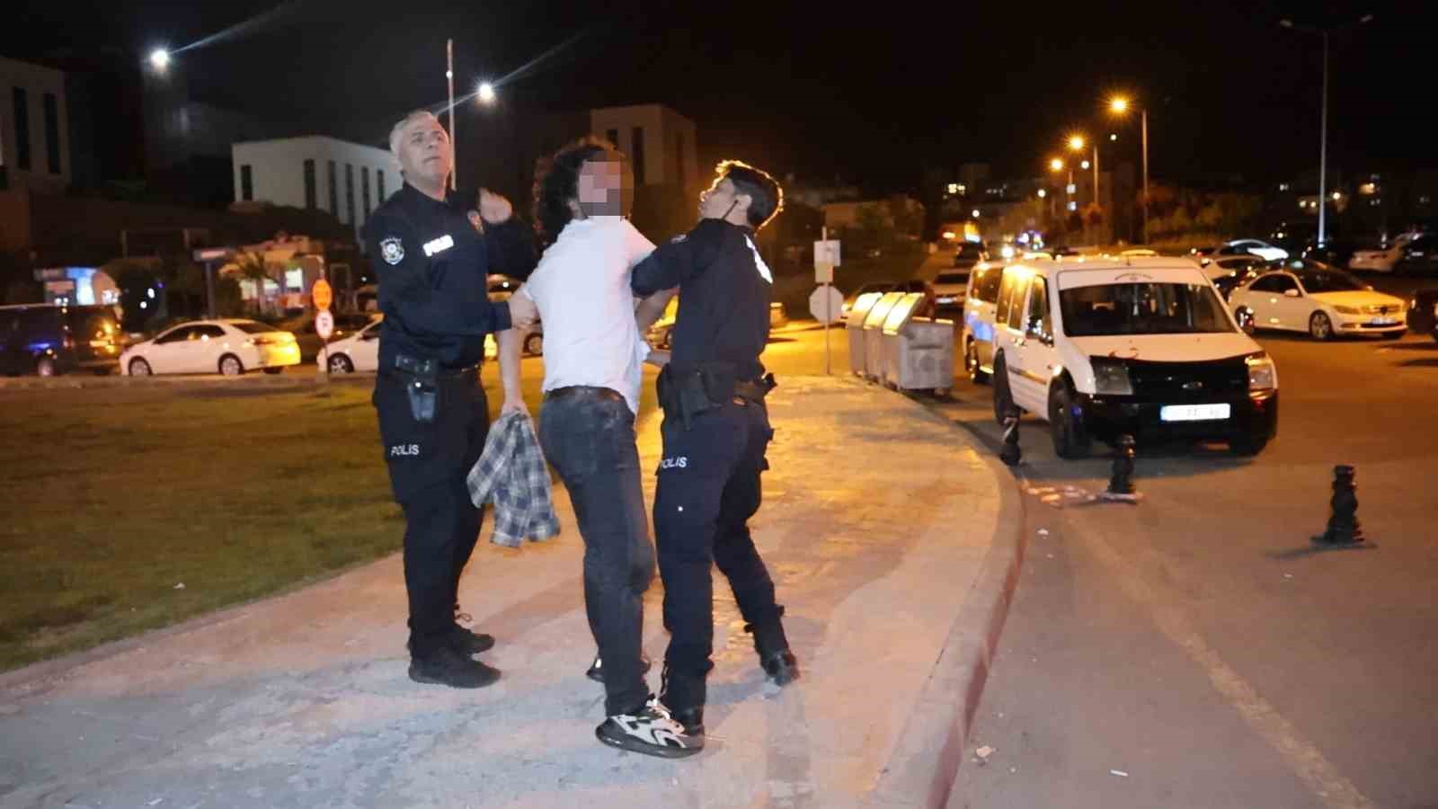 Nevşehir&rsquo;de ambulans &ccedil;ağrılan evdeki bı&ccedil;aklı kavgada sağlık personeli mahsur kaldı
