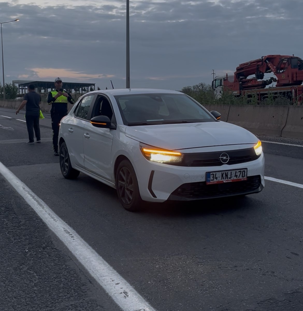 Kaza sonrası trafik g&uuml;venliğini sağlayan polise otomobil &ccedil;arptı
