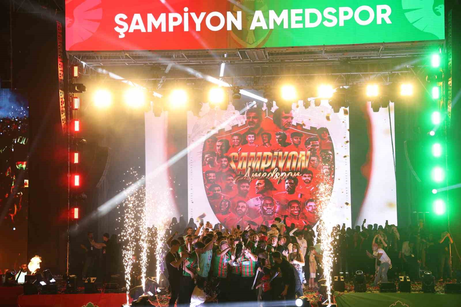 Amed Sportif Faaliyetler kupayı kaldırarak şampiyonluğu kutladı
