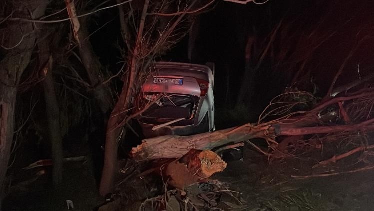 Yoldan &ccedil;ıkan ara&ccedil; devrildi: 1 &ouml;l&uuml;, 4 yaralı
