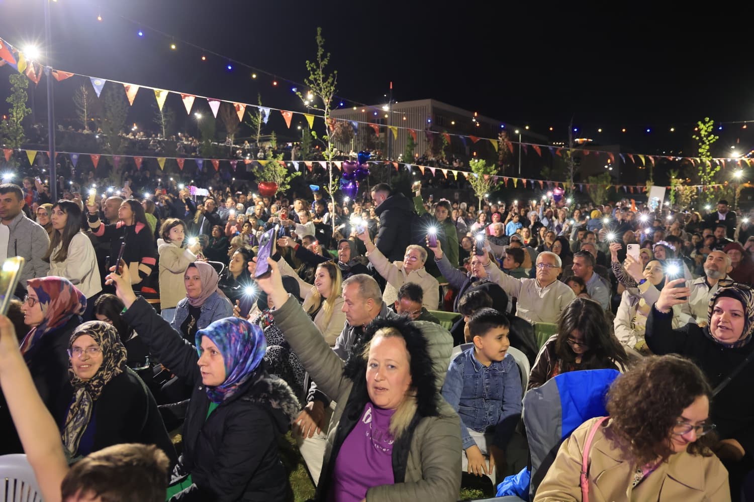 Çiçek Festivali’nin son gününde düzenlenen konserde vatandaşlar doyasıya eğlendi