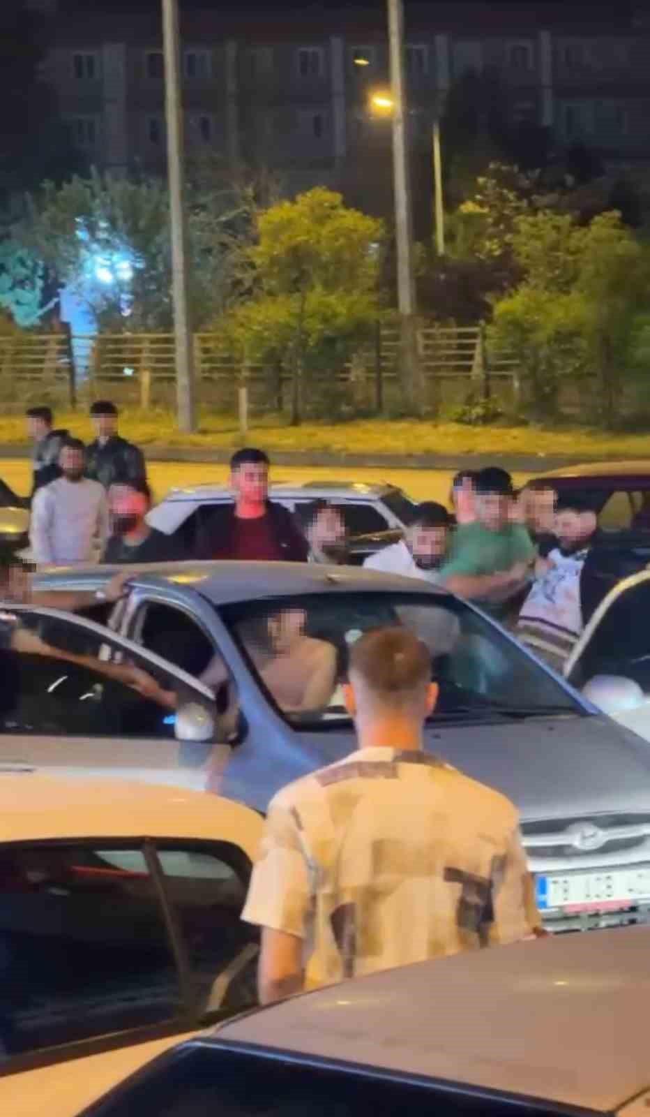 Araçtaki 2 kişiyi böyle darbettiler