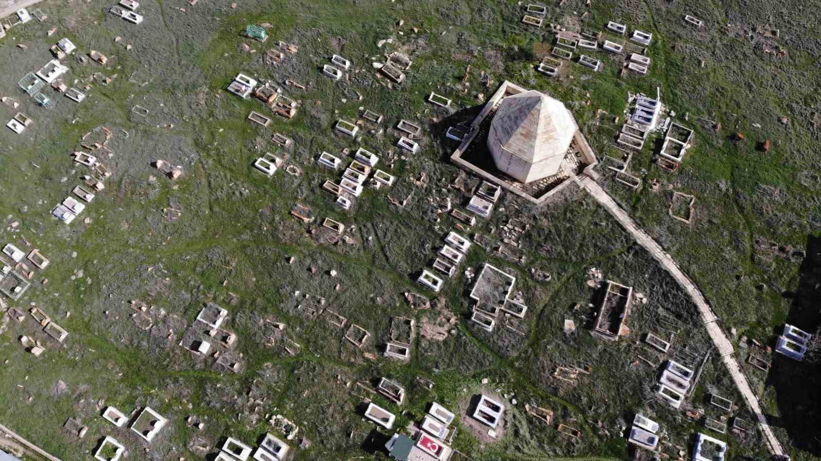 Bayburt’ta Hacı Kutlu Bey’in türbesinin bulunduğu mezarlık tarihe ışık tutuyor