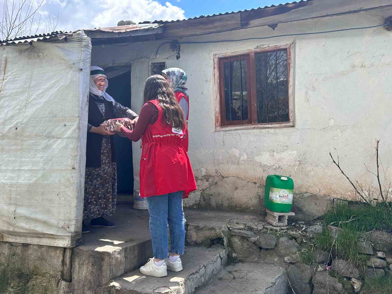 Kızılay gönüllülerinden Anneler Günü ziyareti