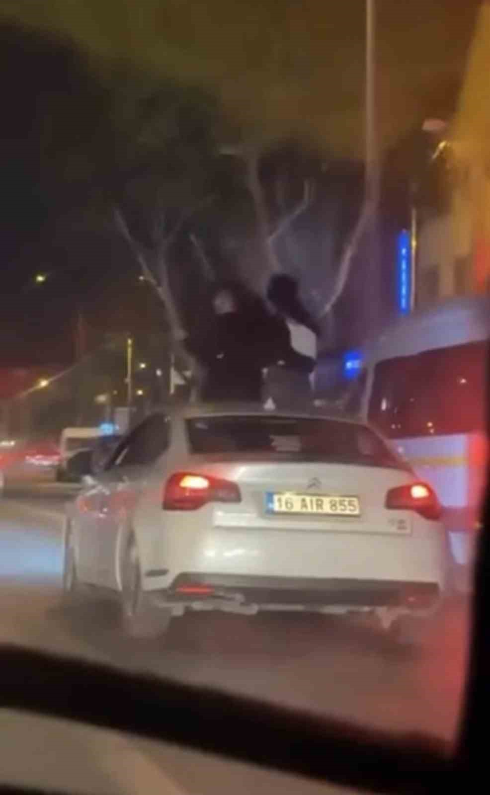 Bursa&rsquo;da otomobilin tavanına oturdular : 25 bin TL ceza kesildi
