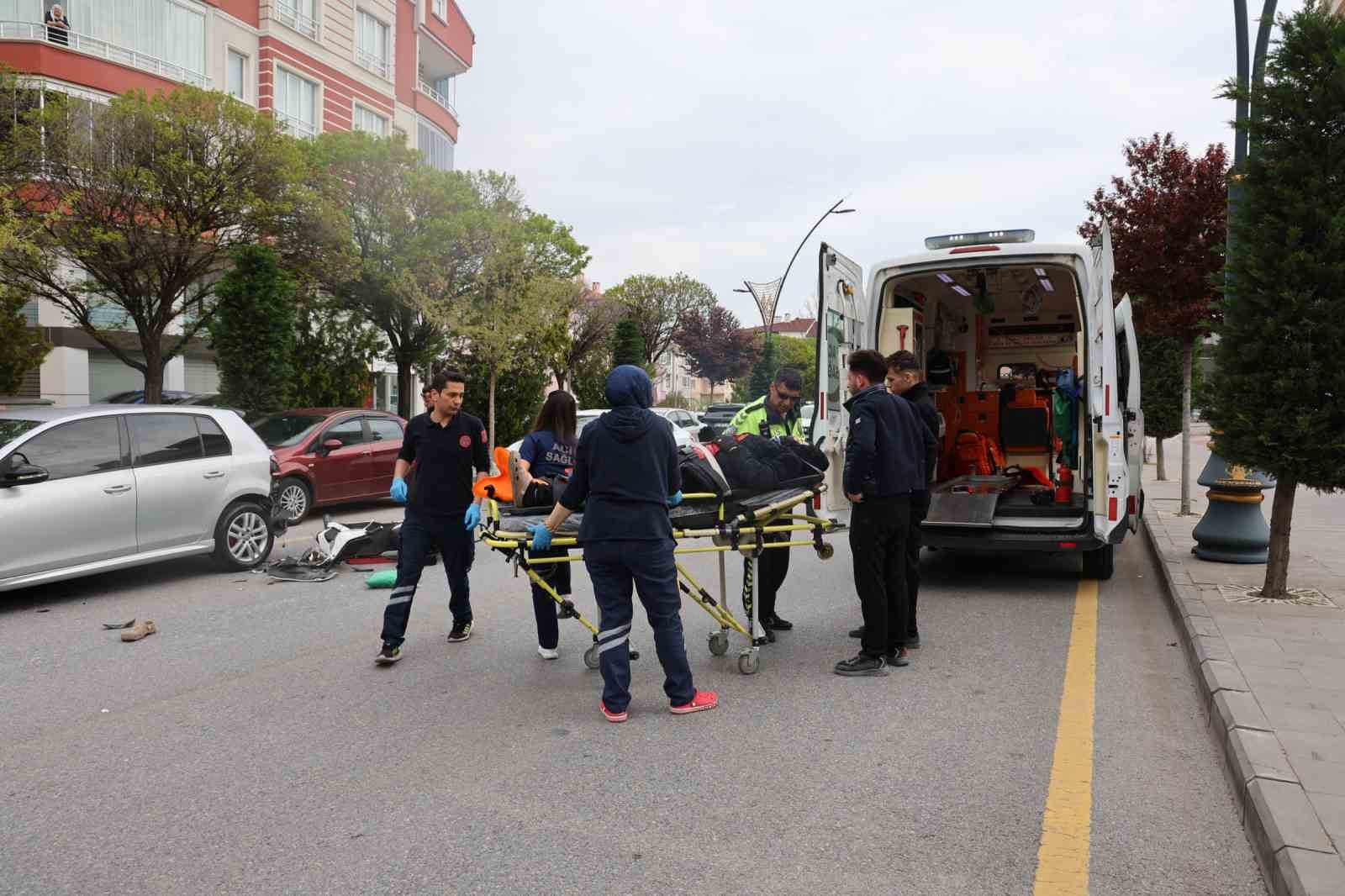 Duran otomobile &ccedil;arptı, o anlar kameralara yansıdı: 1 yaralı
