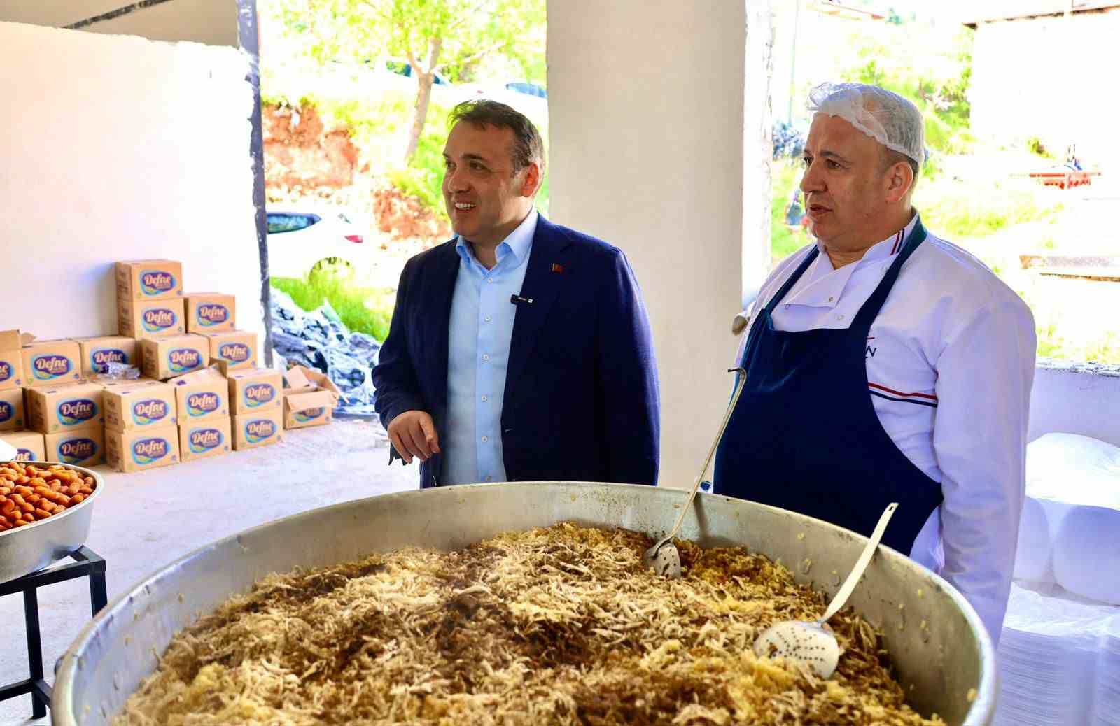 Vali S&ouml;zer Hıdırellez şenliklerinde vatandaşlarla buluştu
