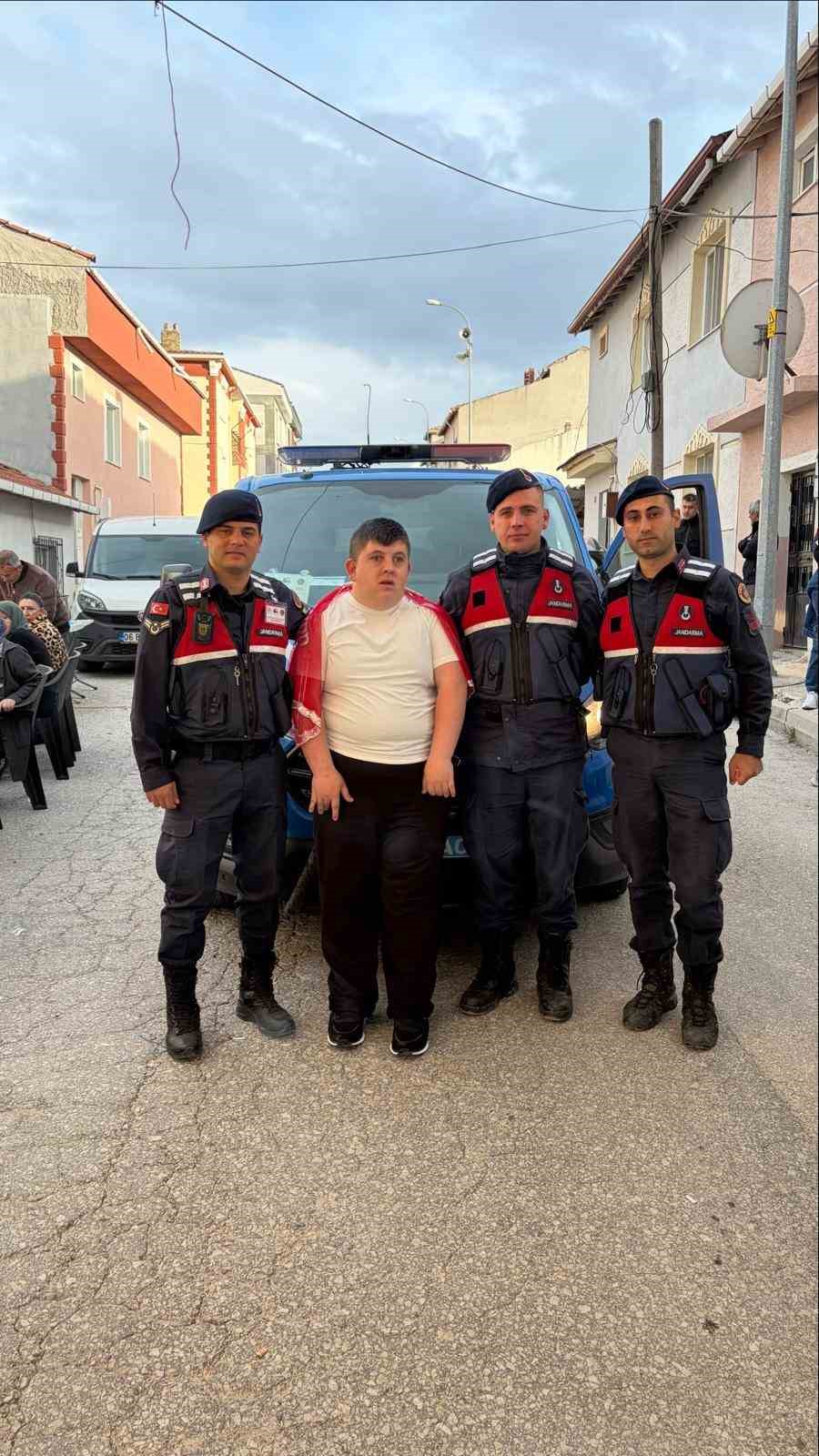 &Ouml;zel ihtiya&ccedil;lı Selimcan&rsquo;ın asker hayali ger&ccedil;ek oldu
