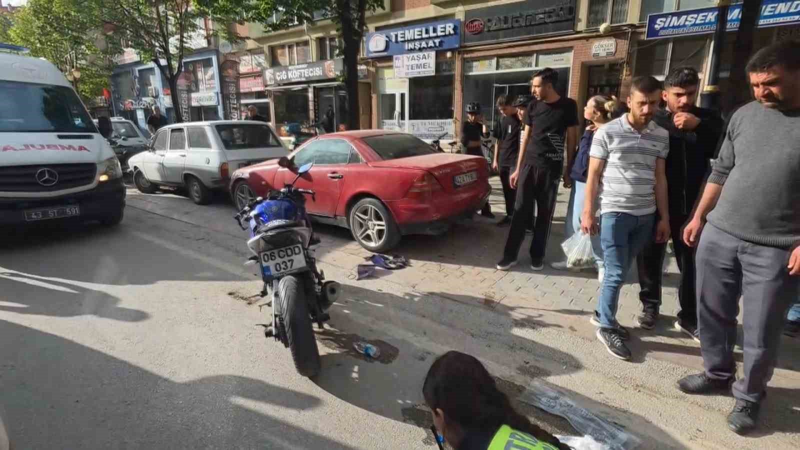 K&uuml;tahya&rsquo;da motosiklet yayaya &ccedil;arptı: 2 yaralı
