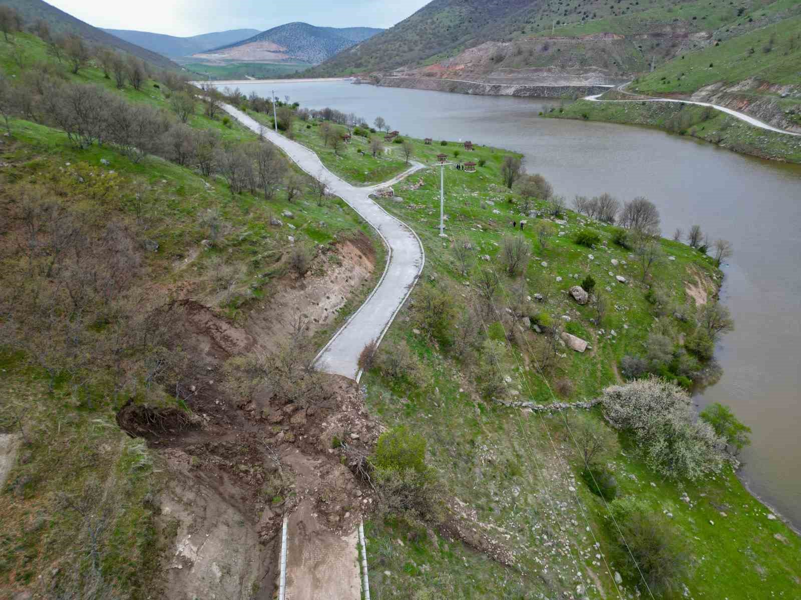 Afyonkarahisar&rsquo;da tabiat parkı yolu heyelan nedeniyle ulaşıma kapandı

