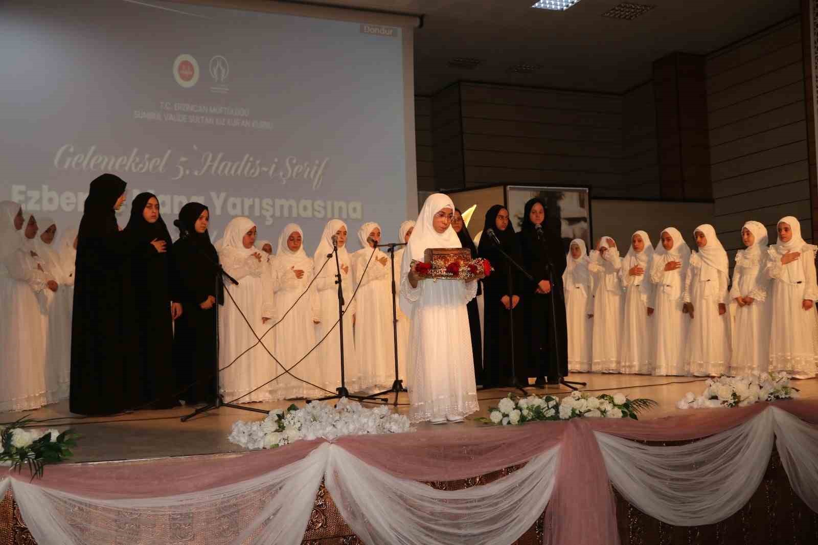 Kız Kur&rsquo;an kursu &ouml;ğrencileri hadis-i şerif bilgisinde yarıştı
