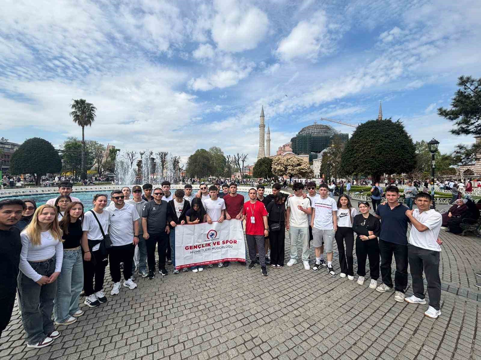 Düzceli gençler Haliç’te kürek çekti