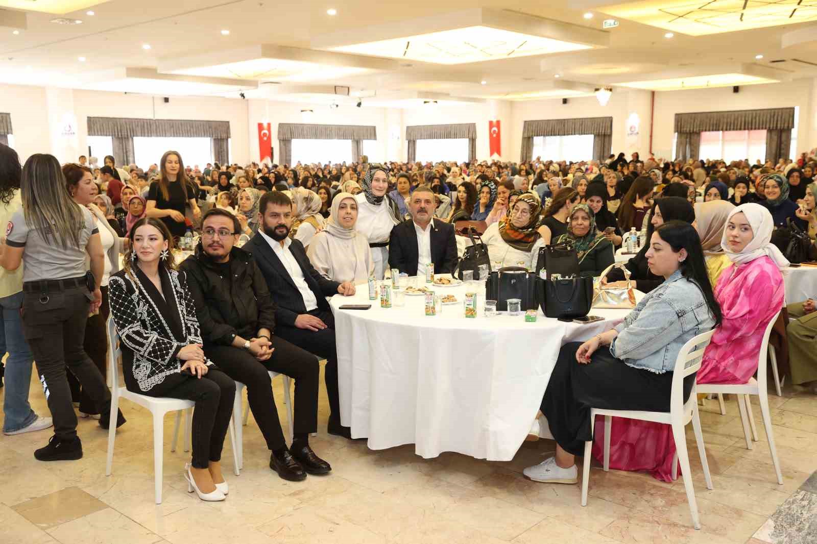 Anneler G&uuml;n&uuml;, Sincan&rsquo;da &uuml;nl&uuml; sanat&ccedil;ıyla birlikte kutlandı
