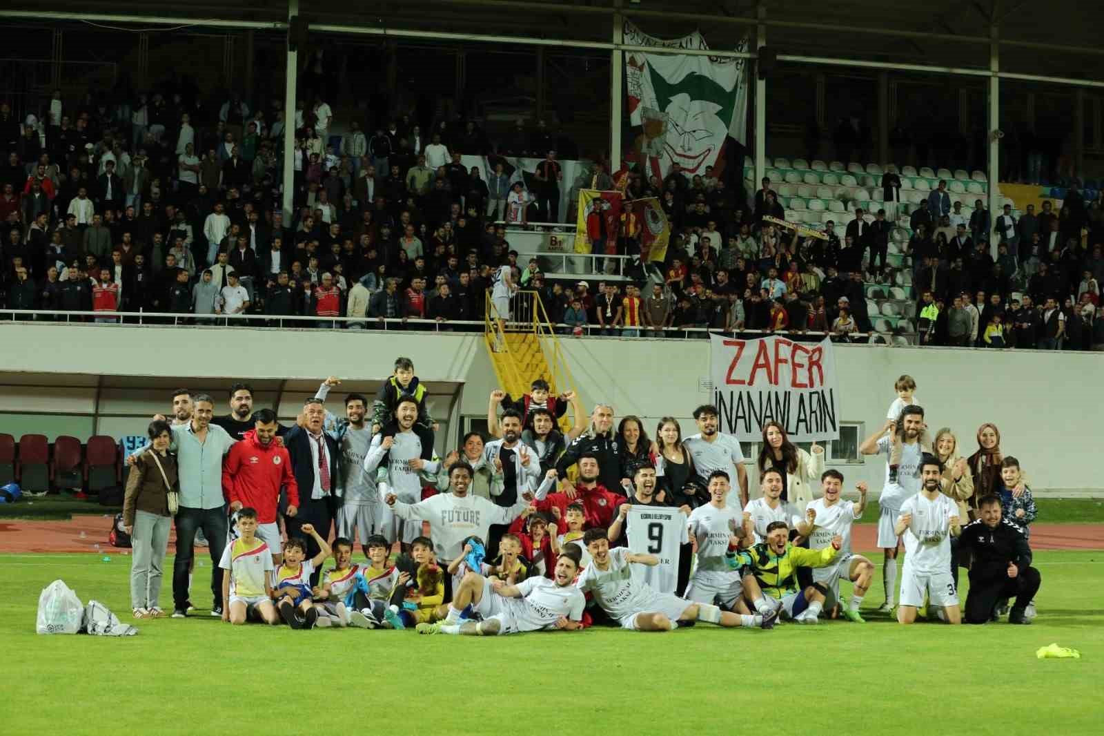 Play-off ma&ccedil;ında tansiyon y&uuml;kseldi, protokol trib&uuml;n&uuml;nde kavga &ccedil;ıktı
