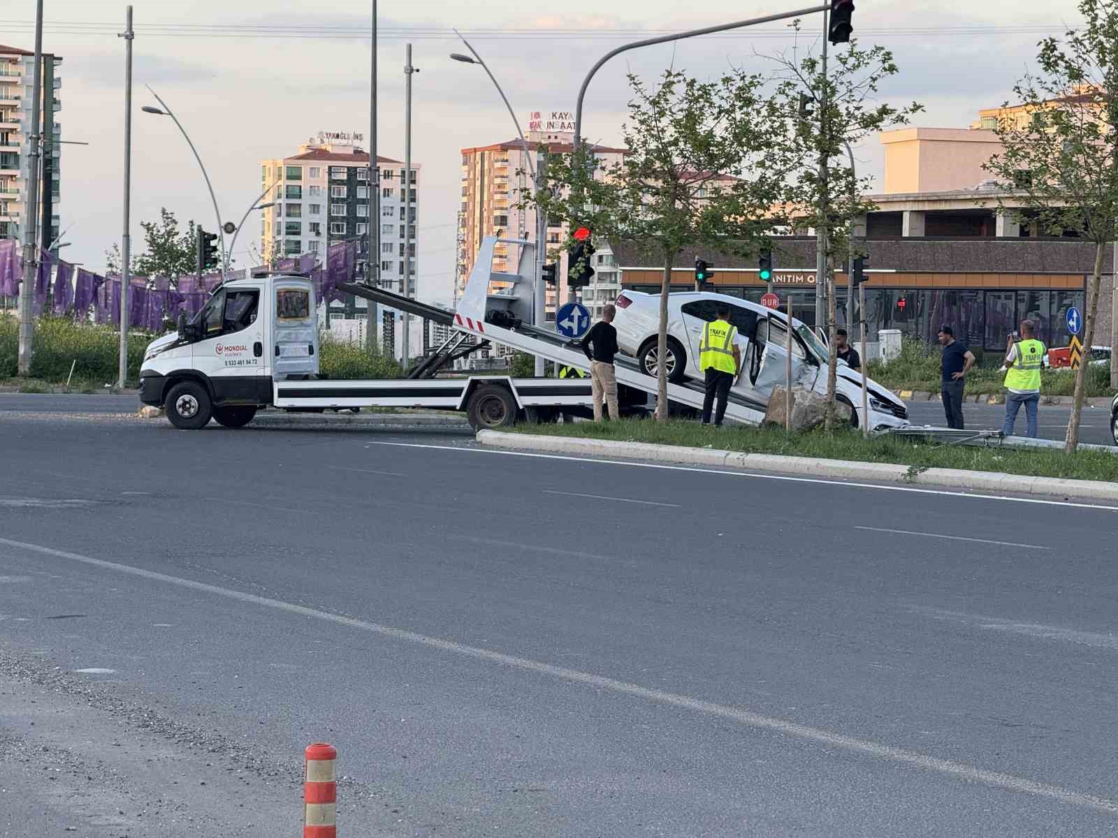 Diyarbakır&rsquo;da şehir i&ccedil;i minib&uuml;s ile otomobil &ccedil;arpıştı: 5 yaralı
