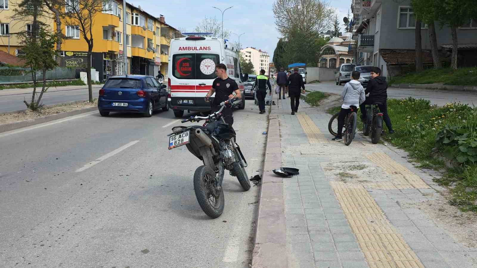 K&uuml;tahya&rsquo;da yayaya yol vermek i&ccedil;in duran otomobile motosiklet &ccedil;arptı: 1 yaralı
