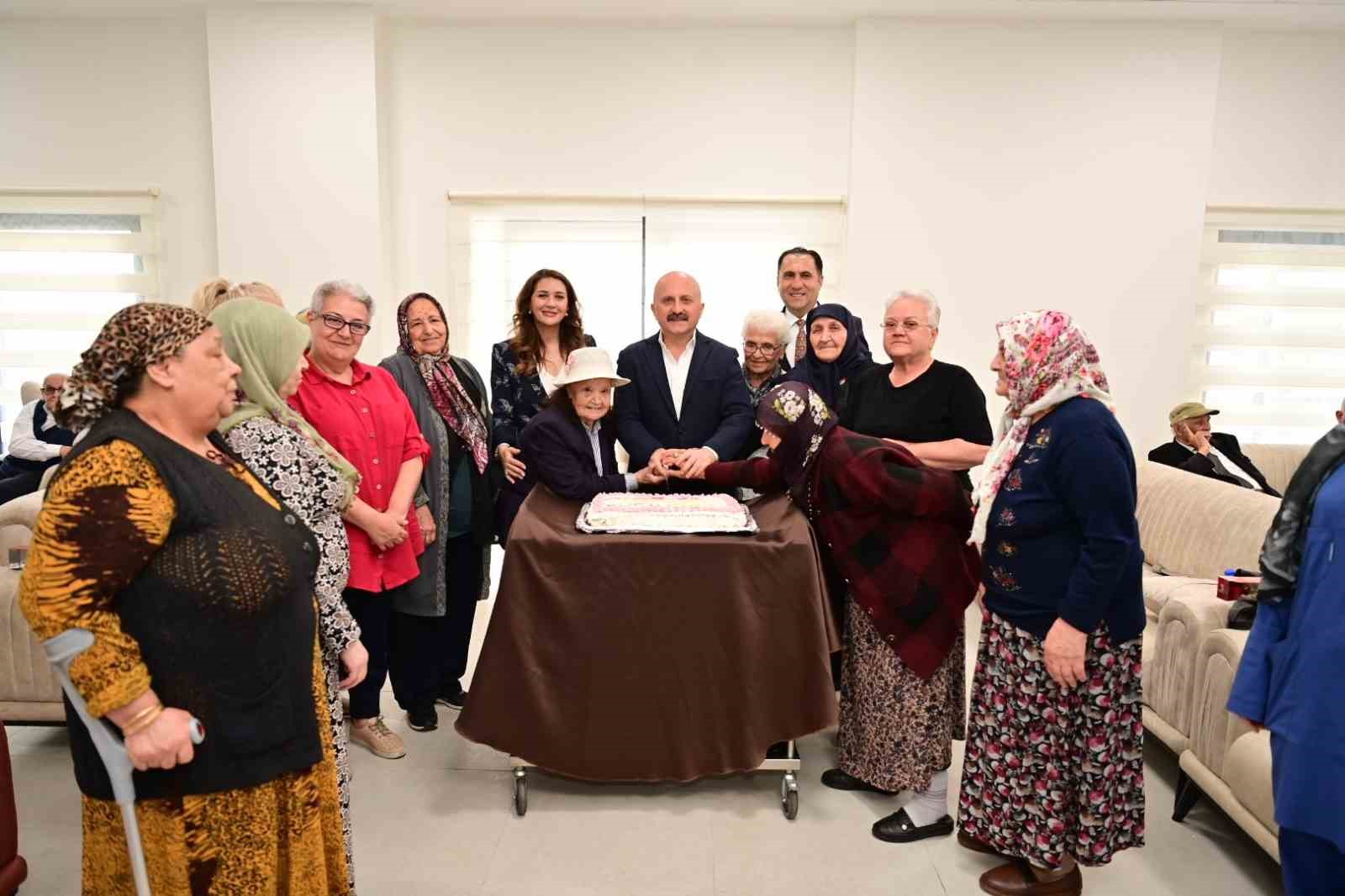 Vali Varol asırlık çınarlar ve şehit aileleri ile bir araya geldi