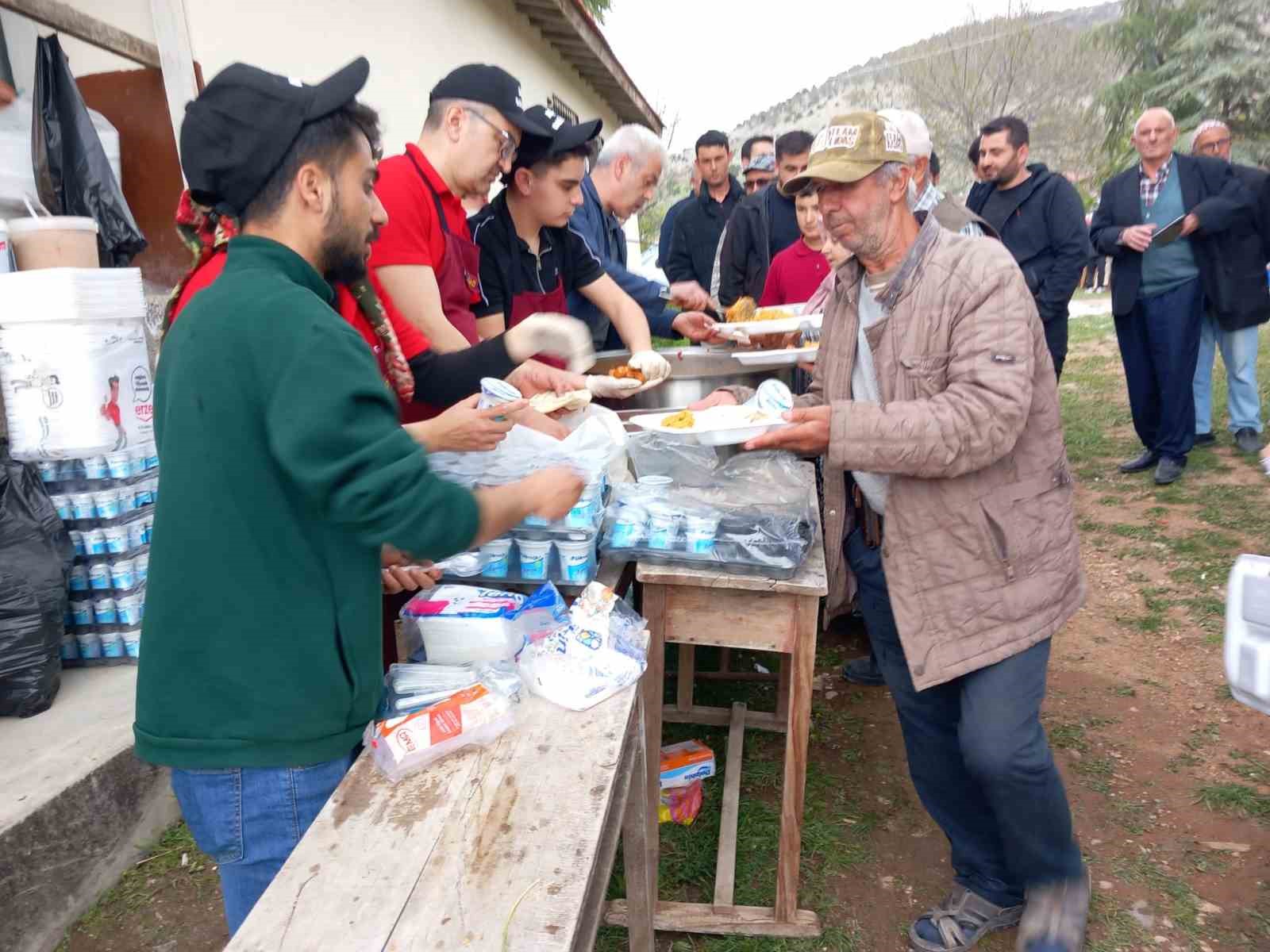 Gedikevi k&ouml;y&uuml;nde yağmur ve ş&uuml;k&uuml;r duası yapıldı
