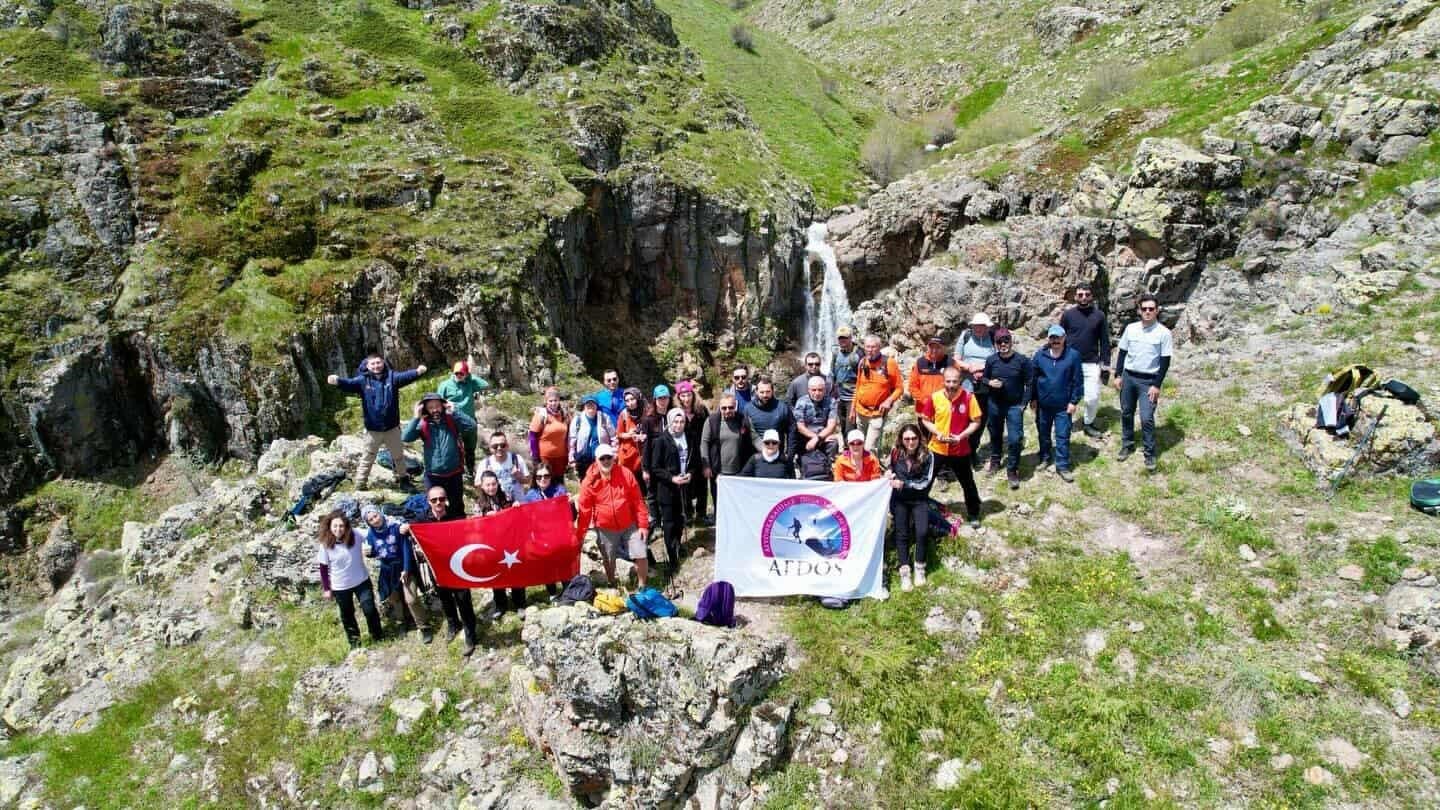 Şelaleyi görmek için yaklaşık 3 kilometrelik tepeye tırmandılar