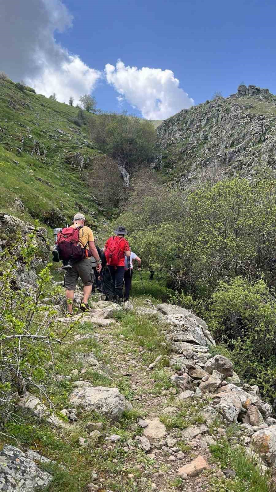 Şelaleyi görmek için yaklaşık 3 kilometrelik tepeye tırmandılar