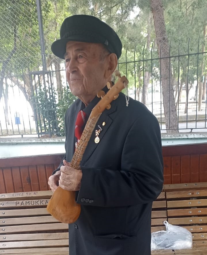 Sanatın &ccedil;ınarı elinde curasıyla gen&ccedil;lere t&uuml;rk&uuml;leri sevdiriyor
