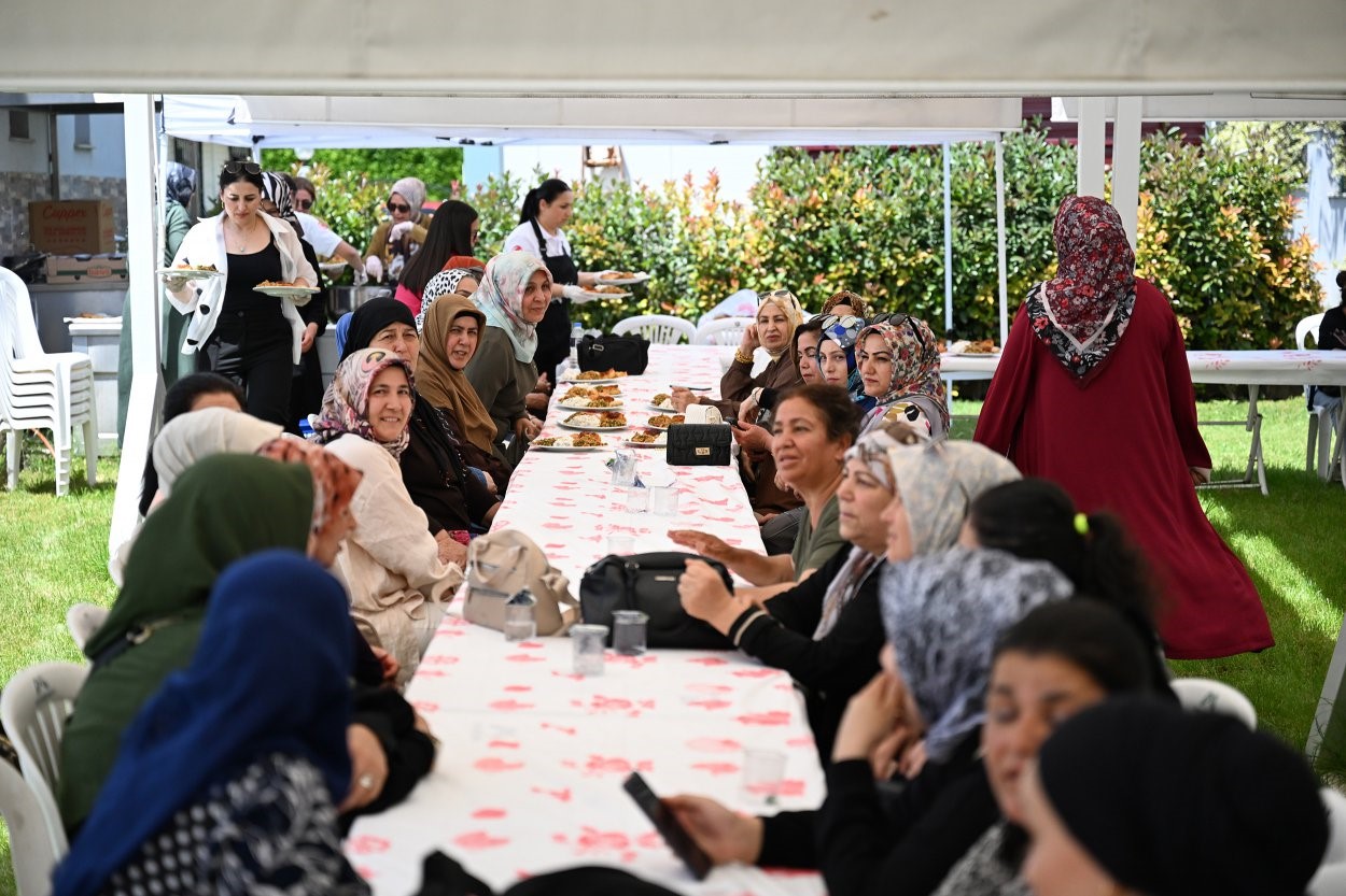 Mersin&rsquo;de anneler g&uuml;n&uuml; şenlik havasında ge&ccedil;ti
