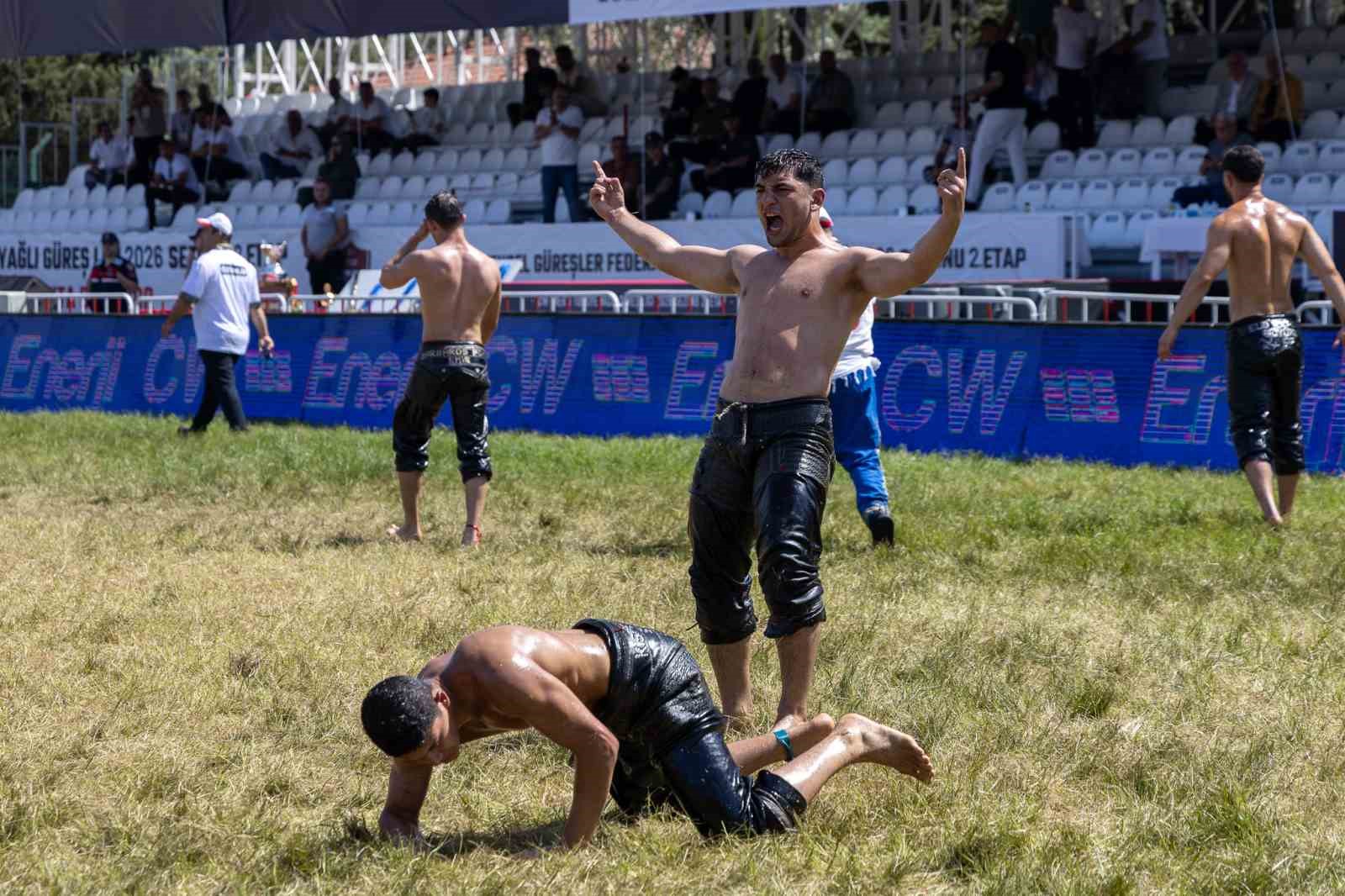 Manavgat&rsquo;ta başpehlivanlık kemeri Feyzullah Akt&uuml;rk&rsquo;&uuml;n
