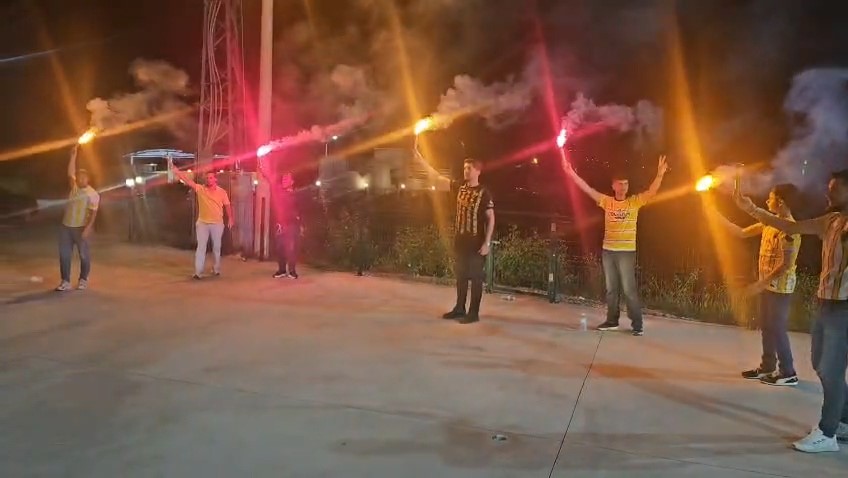 Hask&ouml;yl&uuml; taraftarlardan Muşspor&rsquo;a meşaleli destek
