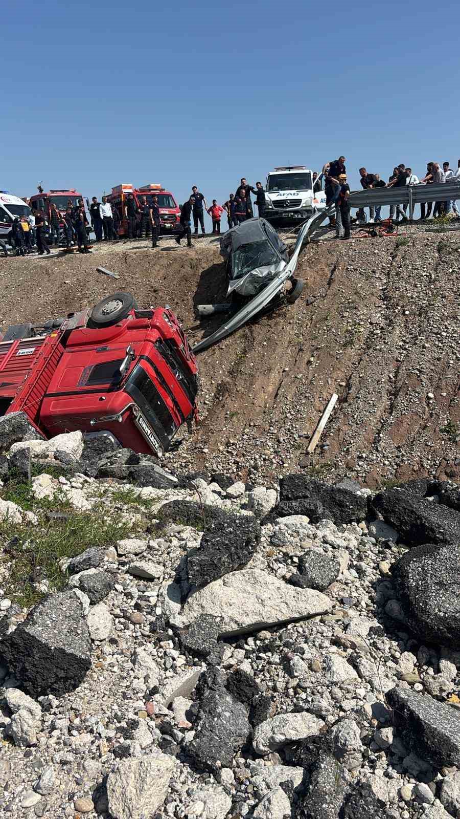 Batman-Diyarbakır karayolunda feci kaza: 1 &ouml;l&uuml;, 2 yaralı
