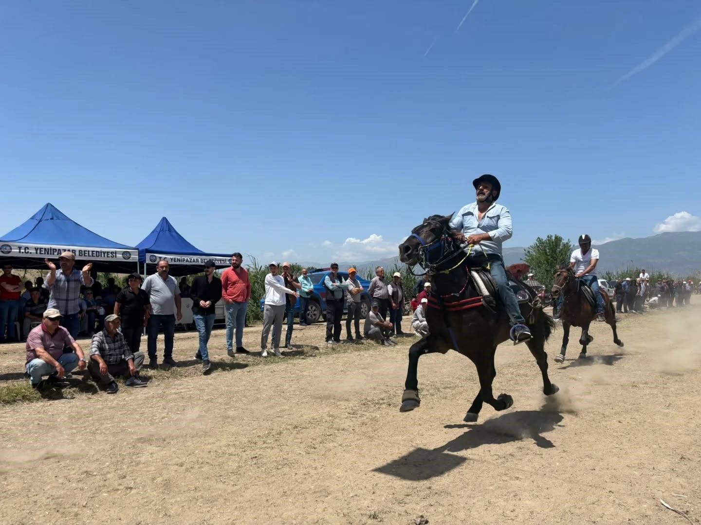 Yenipazar’da rahvan atlar kıyasıya yarıştı