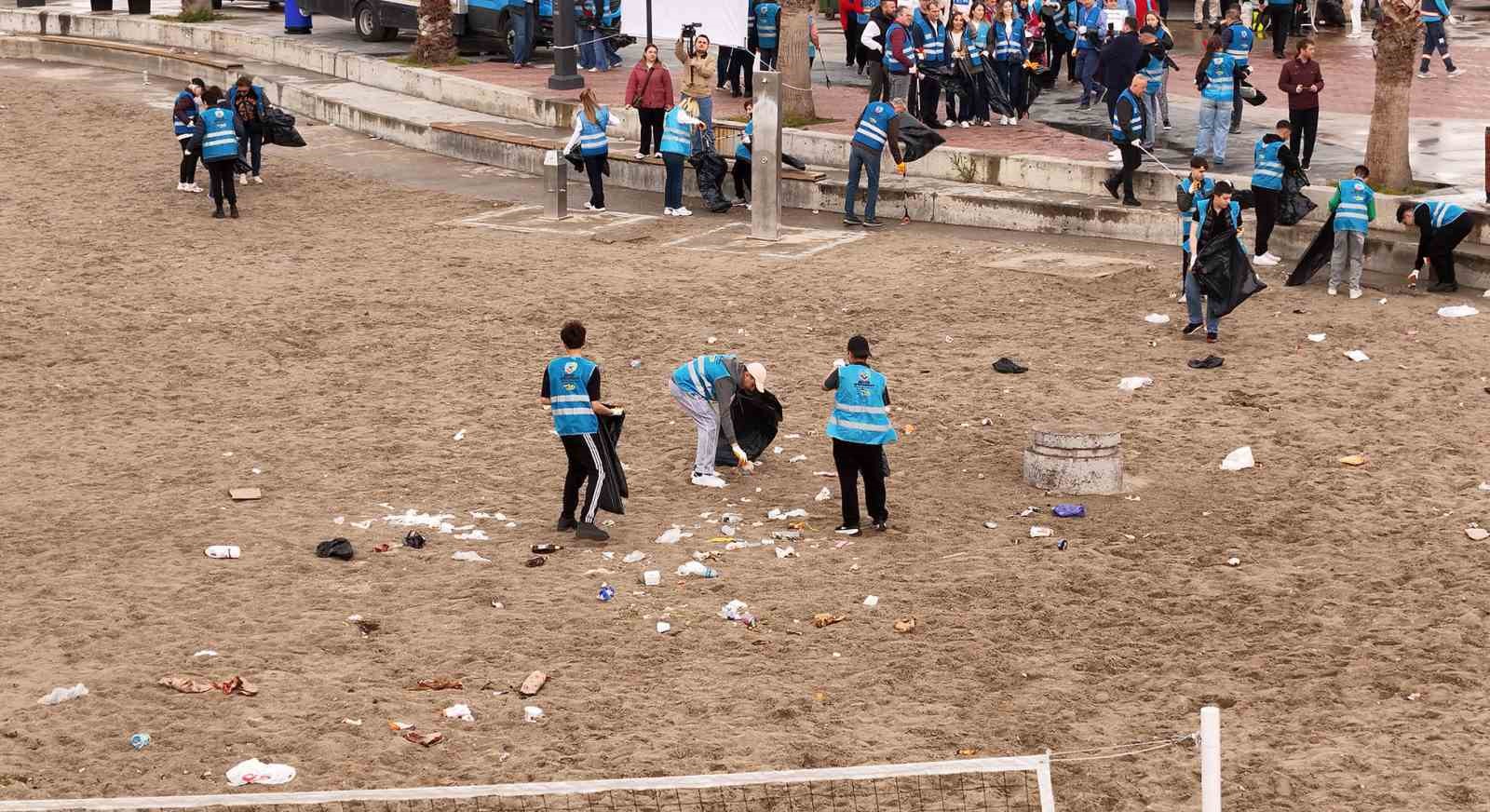 Engelli izciler &ccedil;evreyi kirletenleri trampet ve darbuka &ccedil;alarak protesto etti

