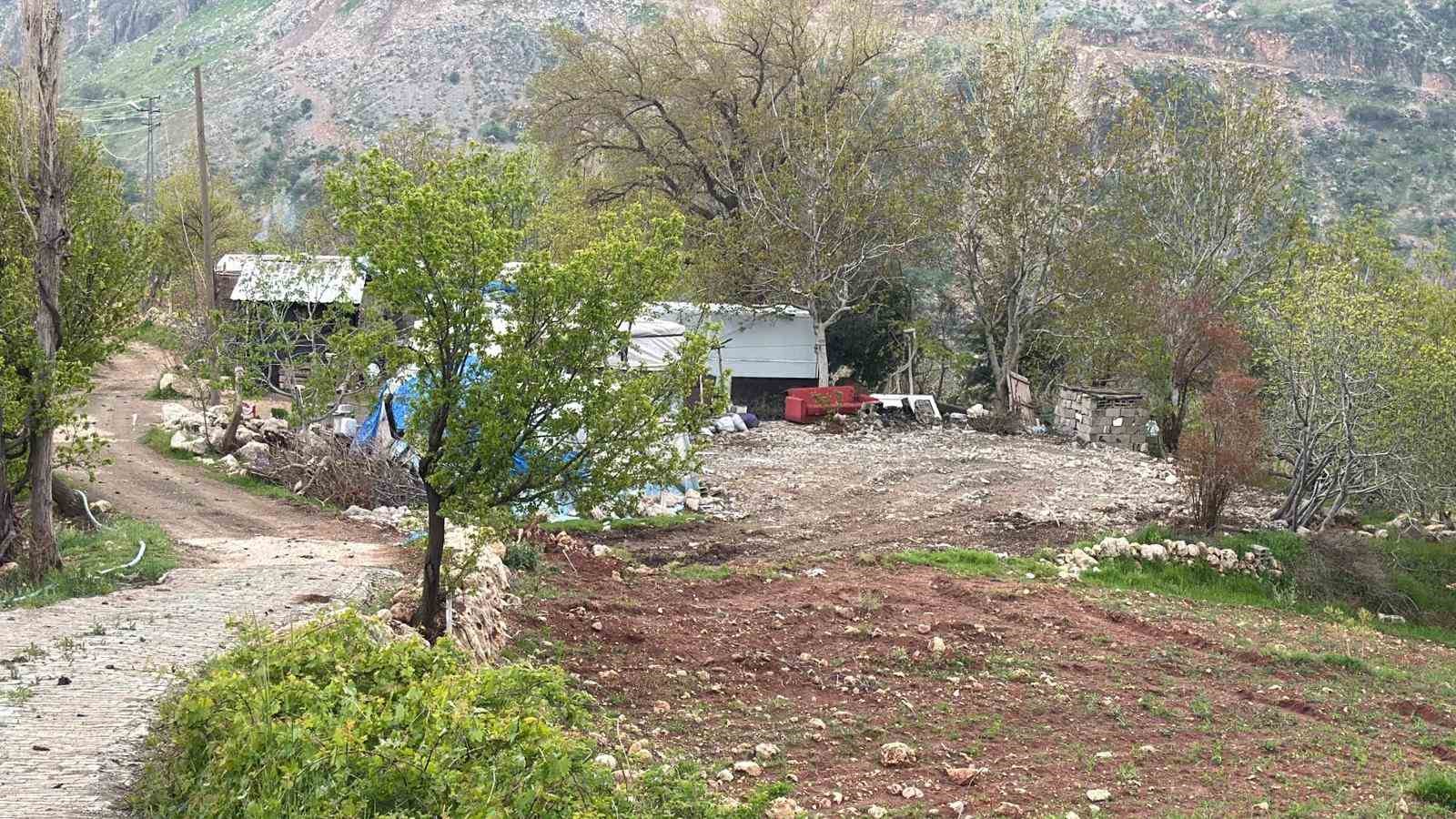 Sarp kayalıklar üzerine inşa edilen köy evleri, depremzedelere yuva oldu