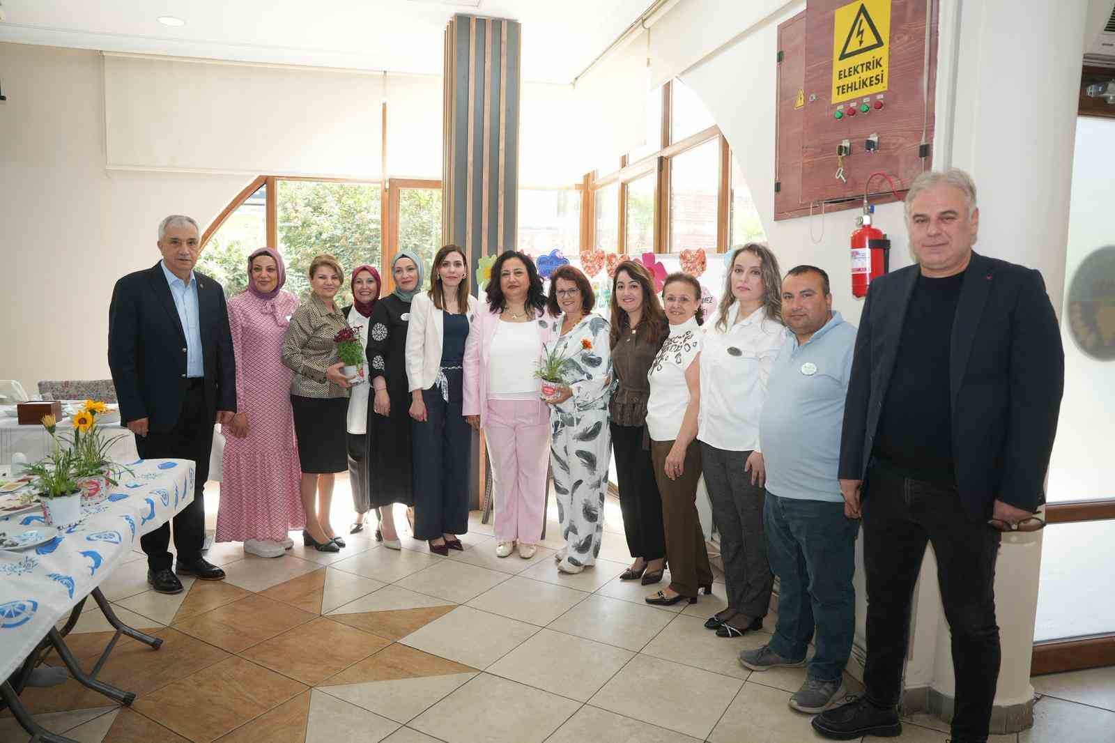 Başkan &Ccedil;etin Akın&rsquo;dan Anneler G&uuml;n&uuml;&rsquo;nde anlamlı kutlama
