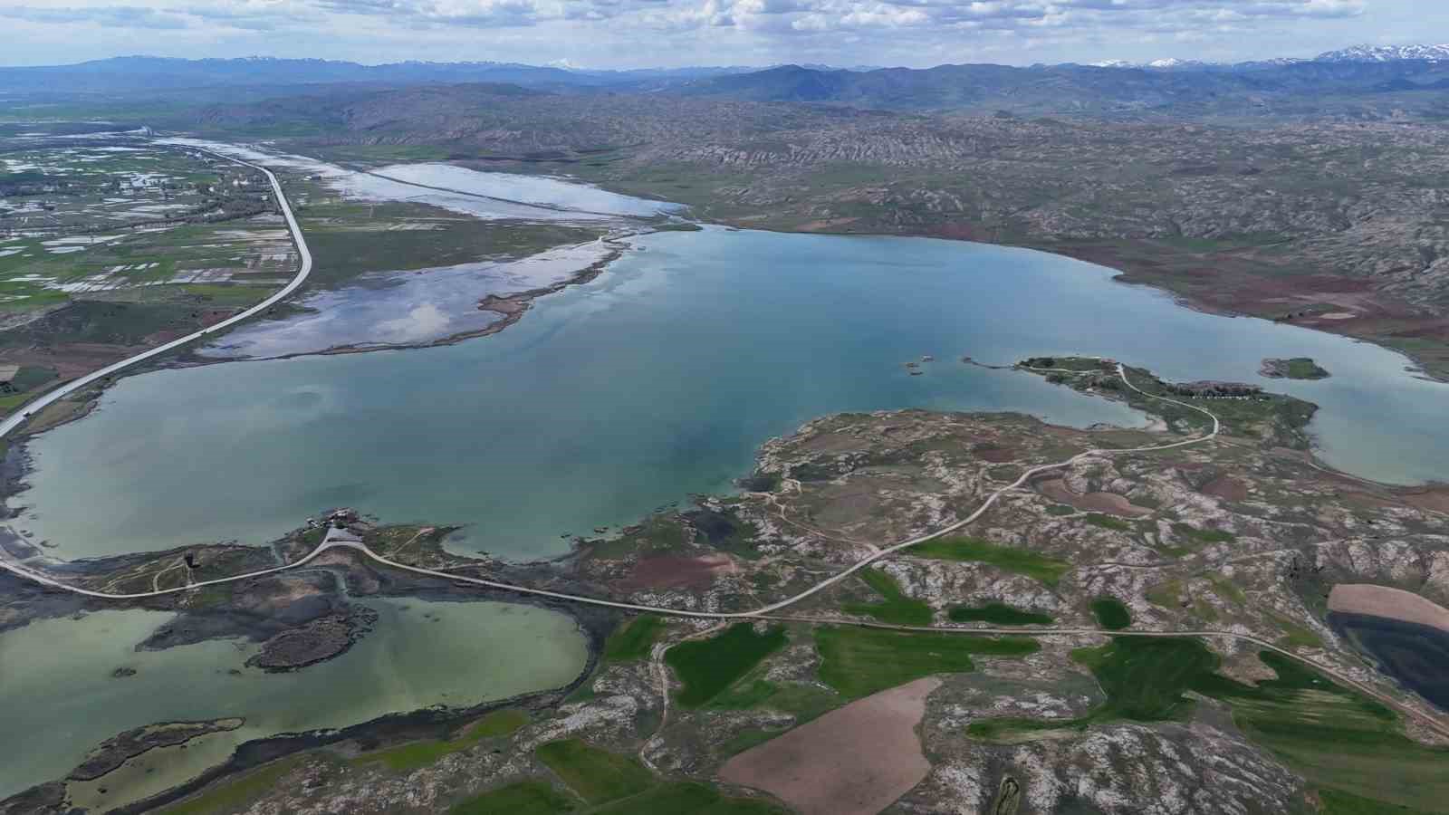Sivas’ta kar eridi yağmurlar arttı, kentin en büyük gölü taştı