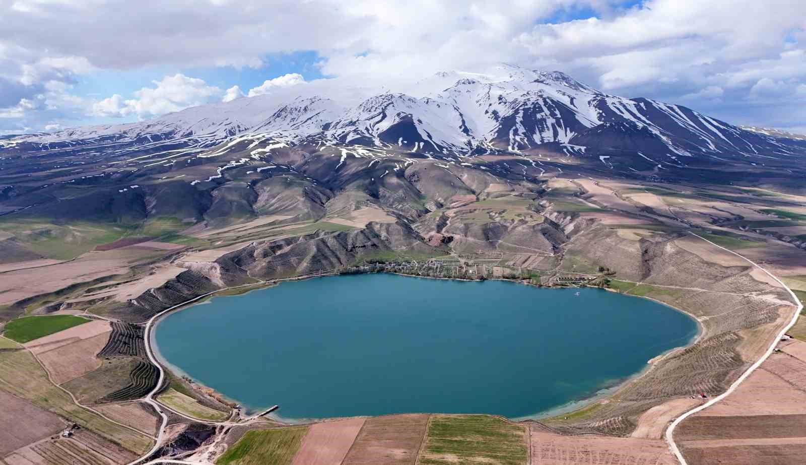 S&uuml;phan Dağı ve Aygır G&ouml;l&uuml;&rsquo;n&uuml;n bahar manzarası hayranlık uyandırıyor
