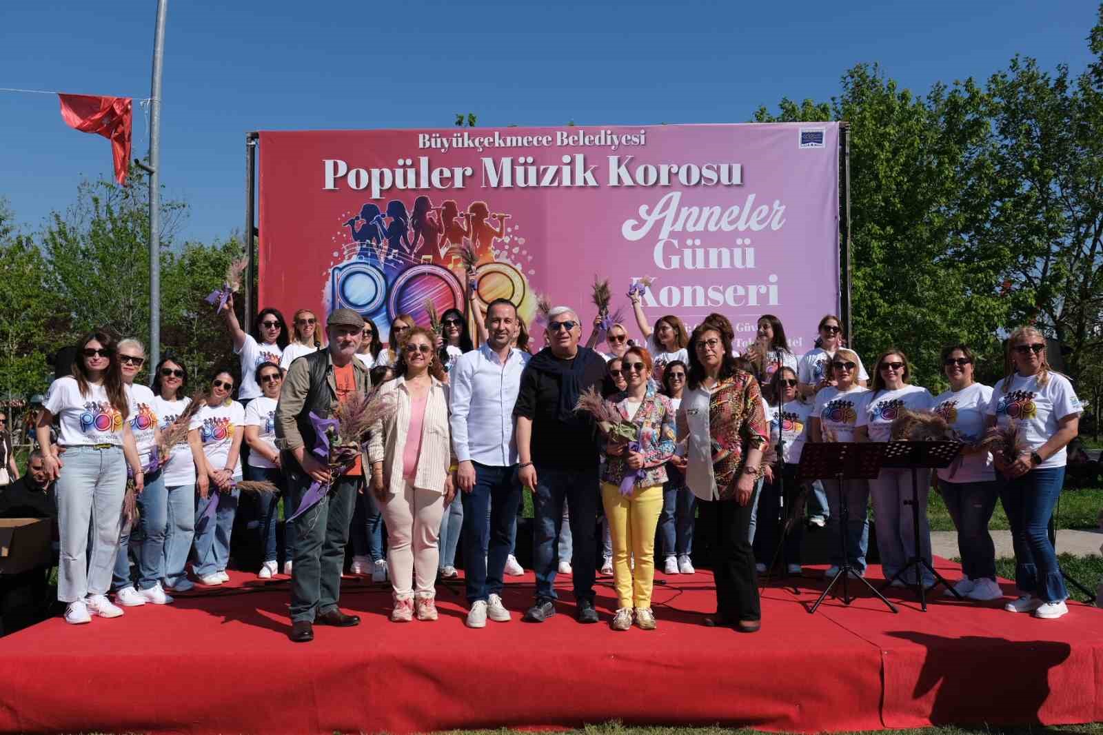 B&uuml;y&uuml;k&ccedil;ekmece&rsquo;de Anneler G&uuml;n&uuml; Konseri, renkli g&ouml;r&uuml;nt&uuml;lere sahne oldu
