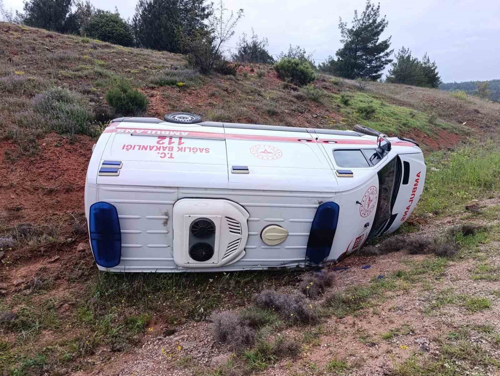 Başkentte direksiyon hakimiyetini kaybeden ambulans yan yattı
