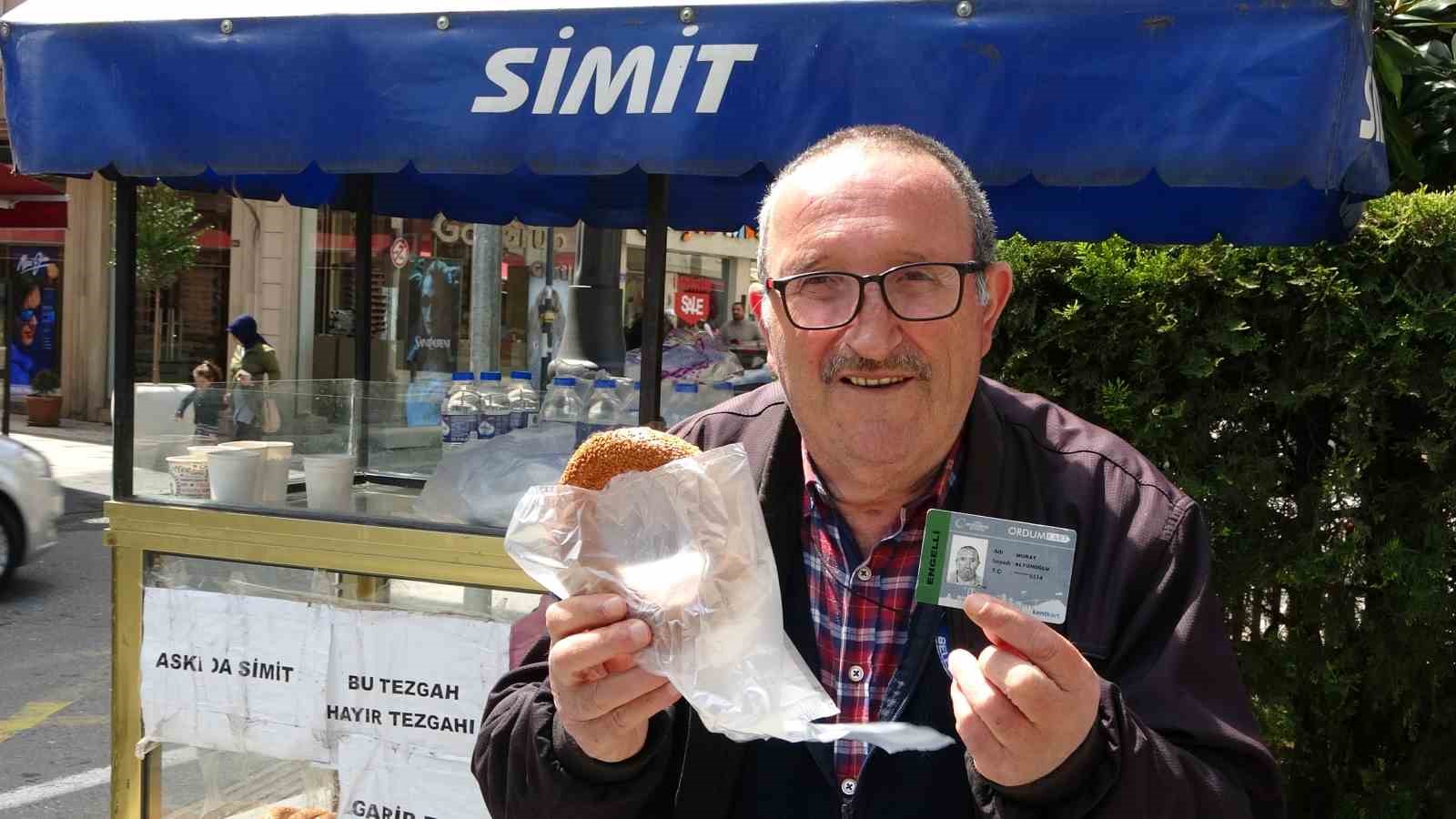 Tezgahı küçük, gönlü büyük engelli simitçi