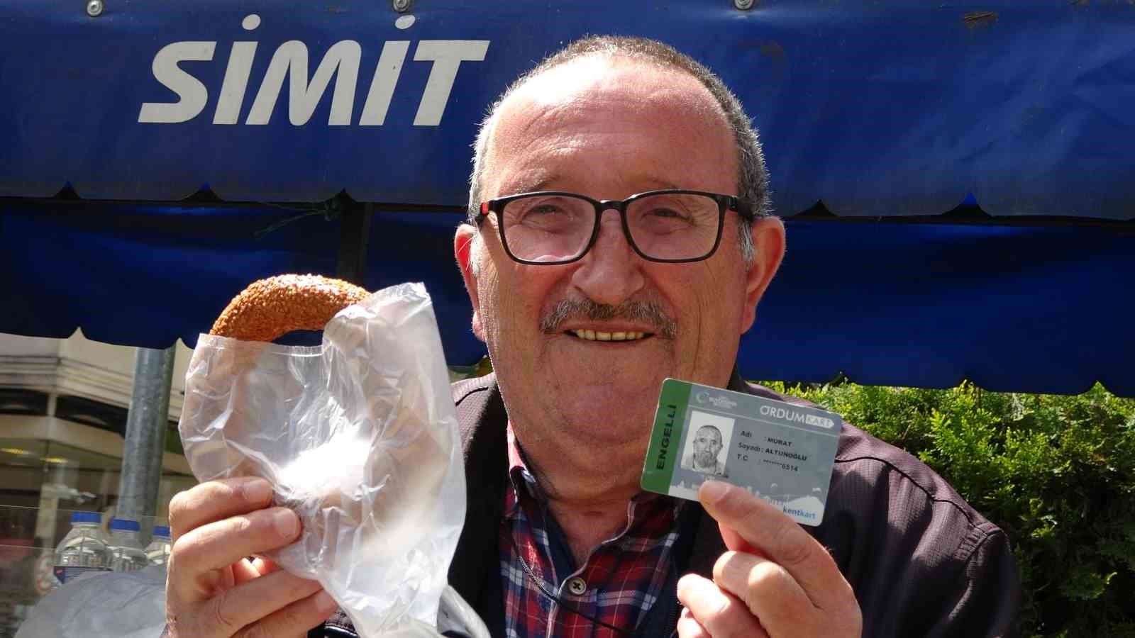 Tezgahı k&uuml;&ccedil;&uuml;k, g&ouml;nl&uuml; b&uuml;y&uuml;k engelli simit&ccedil;i
