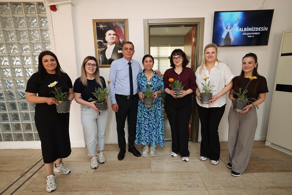 Başkan Şimşek &ccedil;alışan anneleri &ccedil;i&ccedil;ekle sevindirdi
