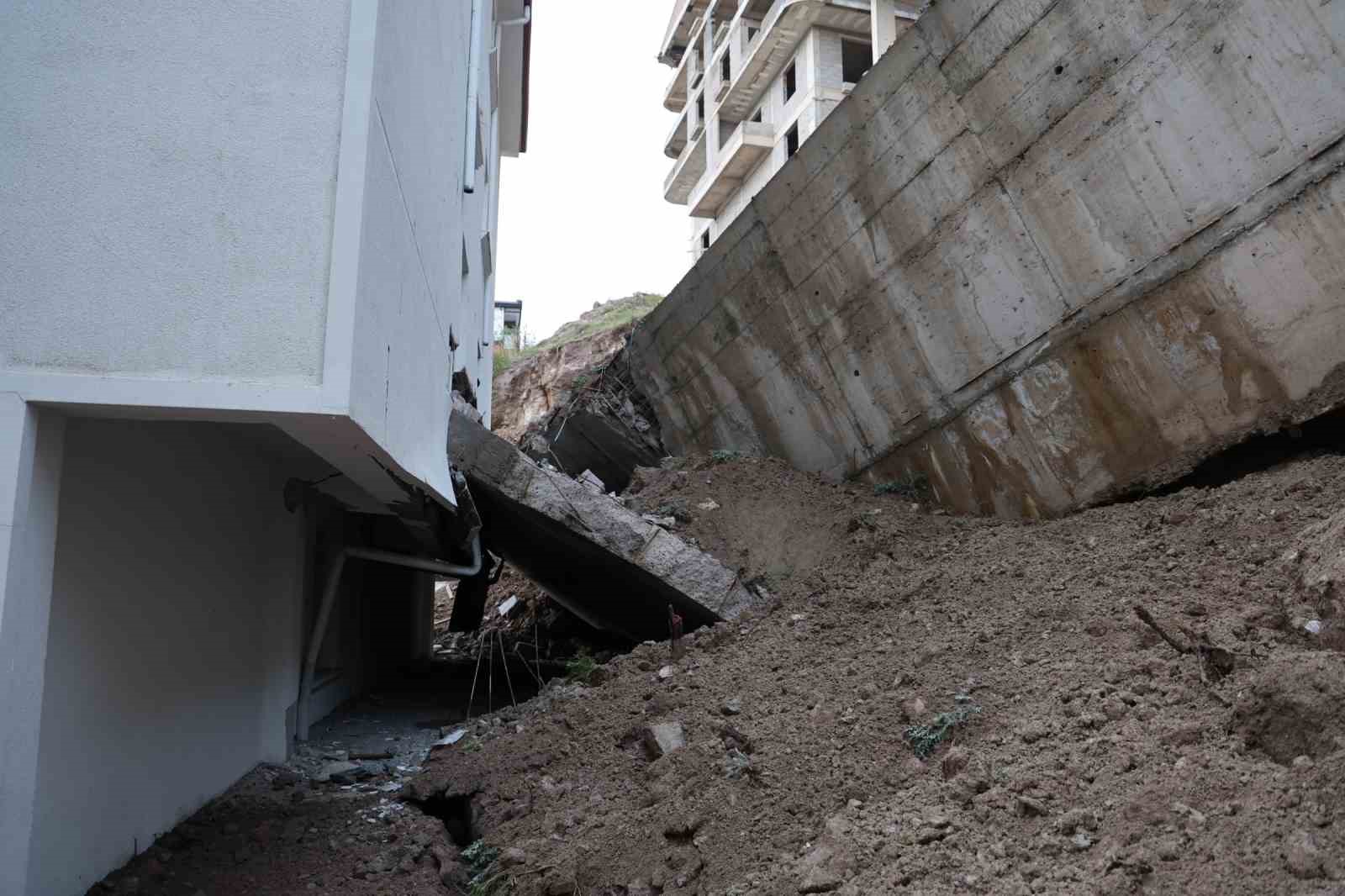 İstinat duvarı &ccedil;&ouml;ken inşaatta &ccedil;alışmalar durduruldu
