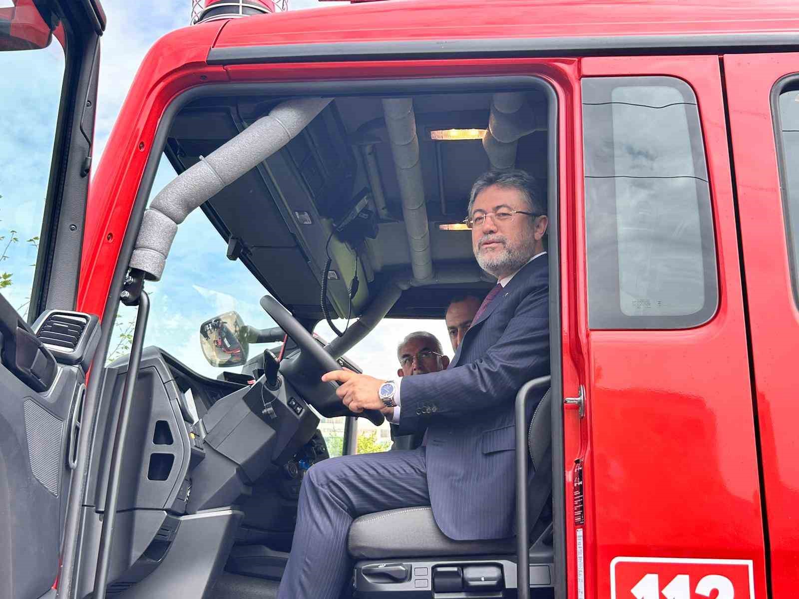 Bakan Yumaklı: "28 u&ccedil;ak, 119 helikopter ve 14 insansız hava aracıyla d&uuml;nyanın sayılı filolarından birisini oluşturduk"
