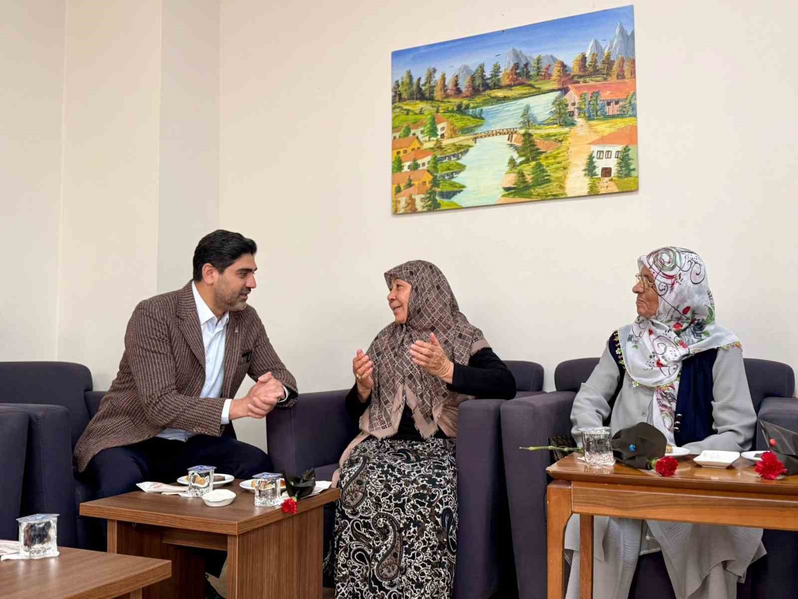 AK Parti heyetinden Anneler Günü’nde huzurevi ziyareti