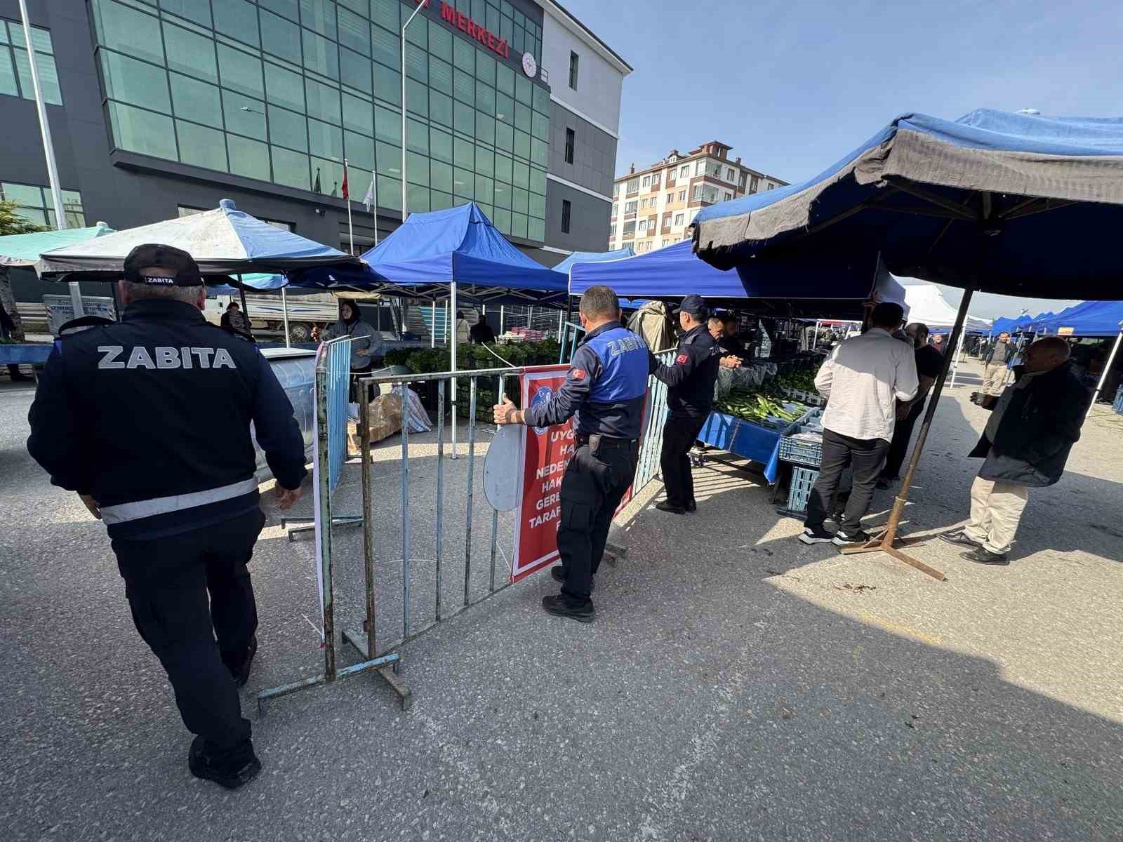 M&uuml;şterilerin &uuml;r&uuml;n se&ccedil;mesine izin vermeyen pazarcının tezgahına kapatma cezası
