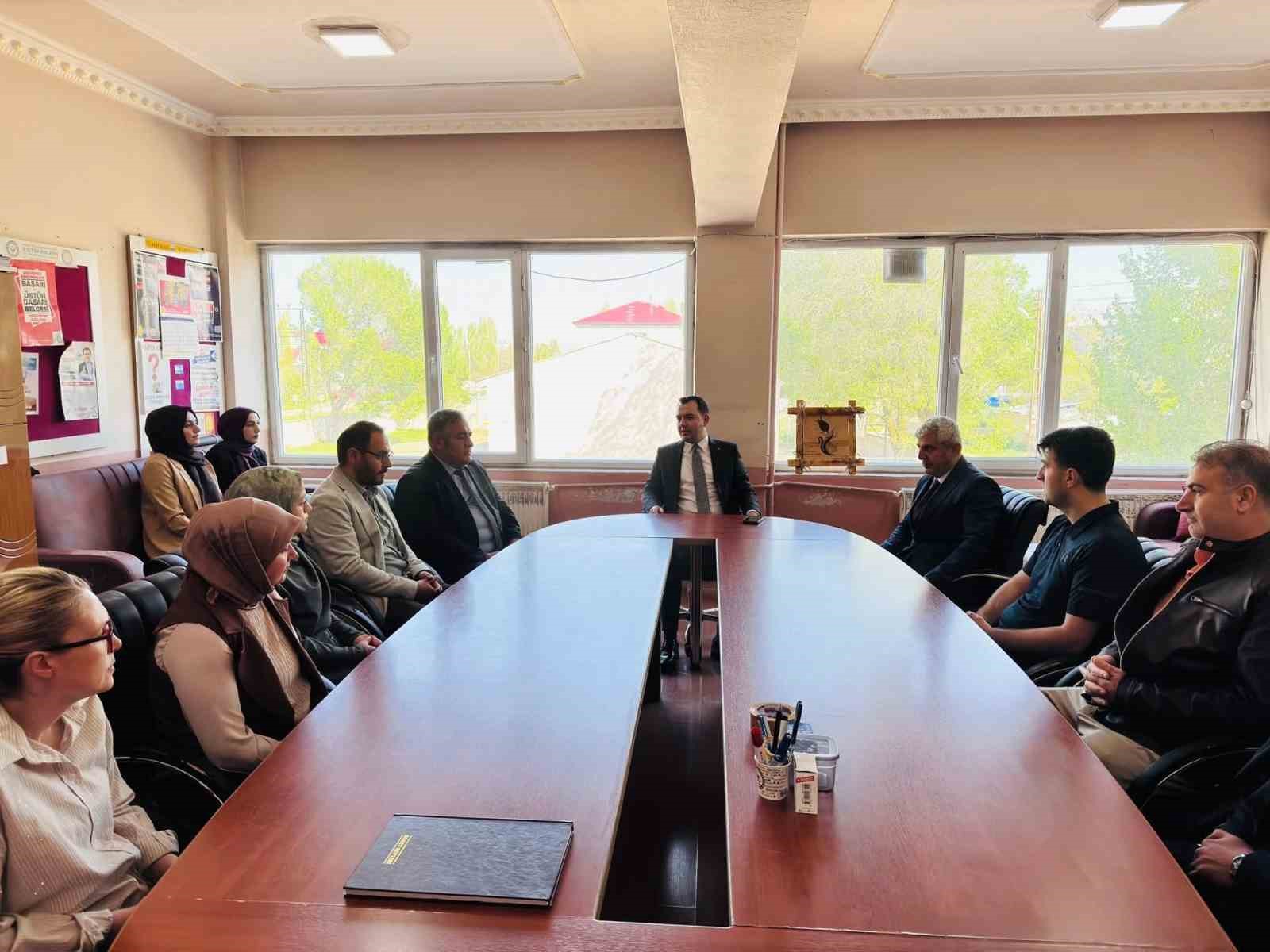 Kaymakam G&uuml;ney, haftaya &ouml;ğrencilerle başladı
