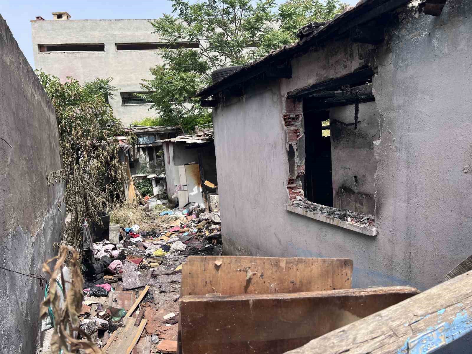 Yangında mahsur kalan yaşlı kadını jandarma ekipleri kurtardı
