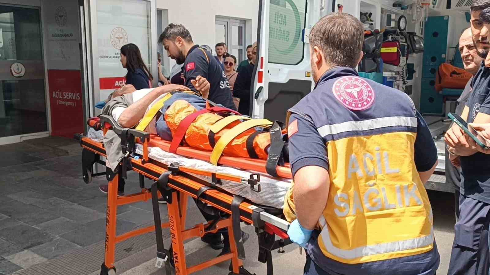 Batman&rsquo;da yolcu treninin &ccedil;arptığı yaya yaralandı
